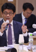 의원들 질의에 답하는 김현수 대사 대리
(프놈펜=연합뉴스) 서대연 기자 = 22일(현지시간) 캄보디아 프놈펜 주캄보디아 대사관에서 열린 국회 외교통일위원회 주캄보디아·주베트남·주태국·주라오스대사관 국정감사에서 김현수